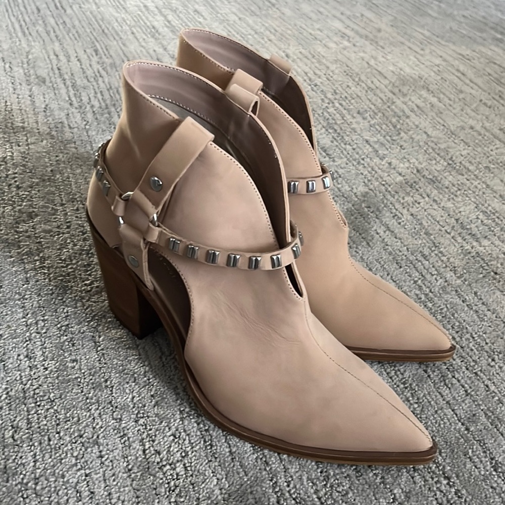 Brand new never worn Chinese laundry ankle booties!